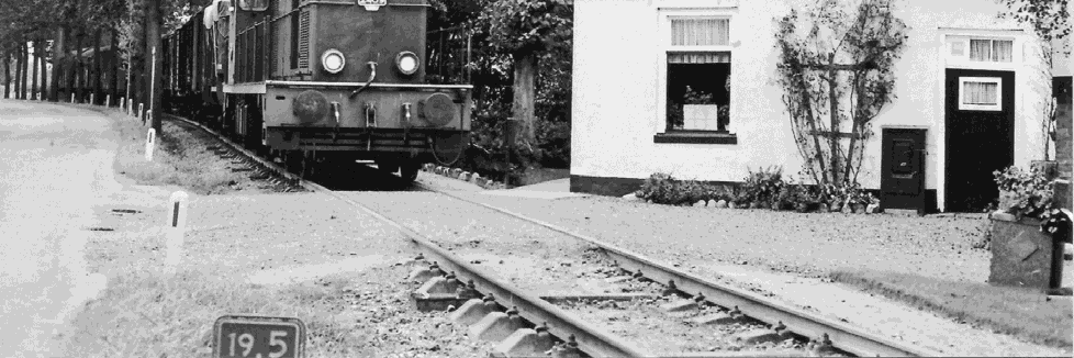 6. Roden, Kanaalstraat, rond 1955. Links een stootjuk en rechts daarvan een wissel met wisselsein. Ansicht : Uitg. Wed. E.