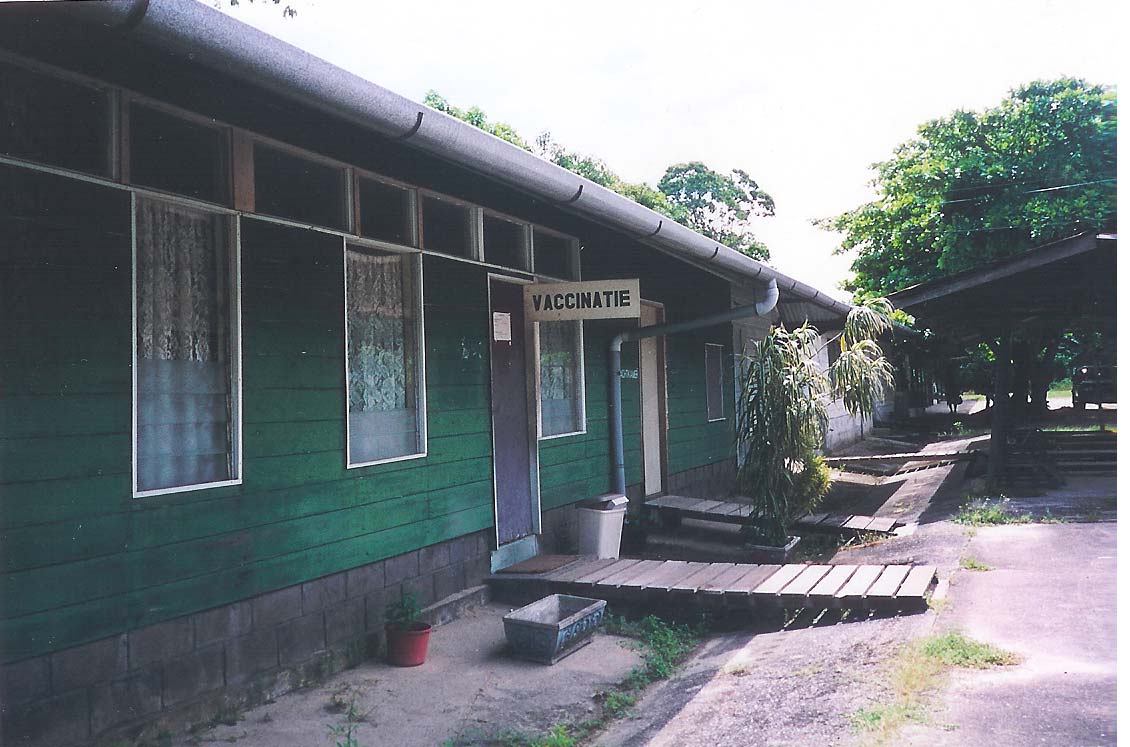 5. Suriname in de Praktijk In april 2005 breng ik een bezoek aan het BOG. Het witte pand staat pal naast de Bloedbank en komt over als een verlaten kindertehuis.