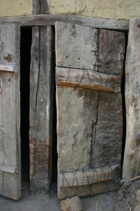 De linkerdeur bestaat uit twee gedisselde planken van eikenhout en twee essenhouten balkjes die met een schuifzwaluwstaart verbonden zijn.