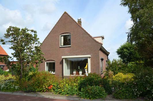 HEM Torenweg 36 Zoekt u een woon/werkpand? Dat kan in deze vrijstaande woning met zowel aan voor als aan achterzijde raampartijen met vrij uitzicht over weilanden en landerijen.