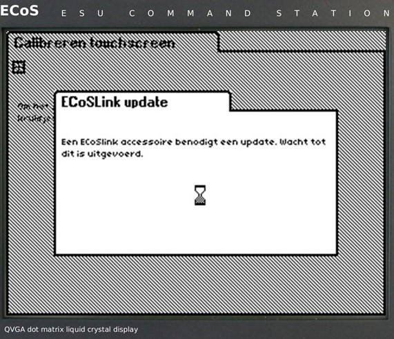 Het scherm op je ECoS1 ziet er nu nog zo uit. De ECoS reboot (sluit zichzelf aan en start terug op)... Nadat je de update naar de ECoS hebt gestuurd.