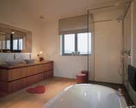 1 & 2. Nog een nieuwe trend voor badkamervloeren is de combinatie van materialen zoals in deze badkamer: het gebruik van natuursteen in de natte zone en een plankenvloer in de droge zone.