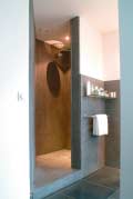 1 t ot 3. Modern en comfortabel: in deze badkamer zijn zowel de vloer als de muren bekleed met natuursteen.