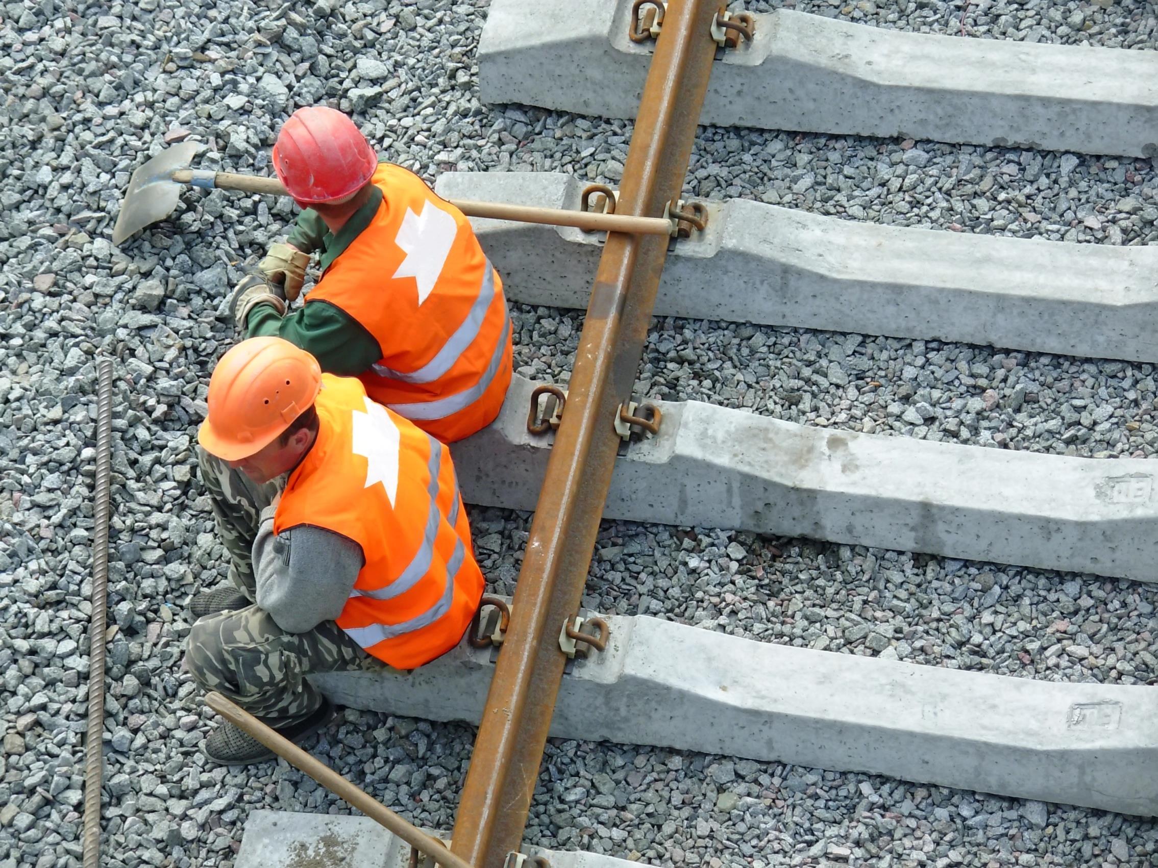 Spoorwerkers met veiligheidstaken dragen