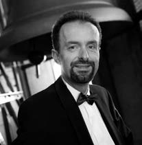 Roy Kroezen (1967) studeerde orgel aan het conservatorium te Arnhem (1987-1993), bij Cor van Wageningen en Theo Jellema.