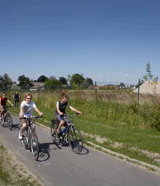 Voor hulpdiensten is een tweede toegang voorzien aan de Bremstraat. Voor fietsers en voetgangers wordt de bedrijvenzone ontsloten langs de Kazernestraat en het fietspad Sint-Niklaas Hulst.