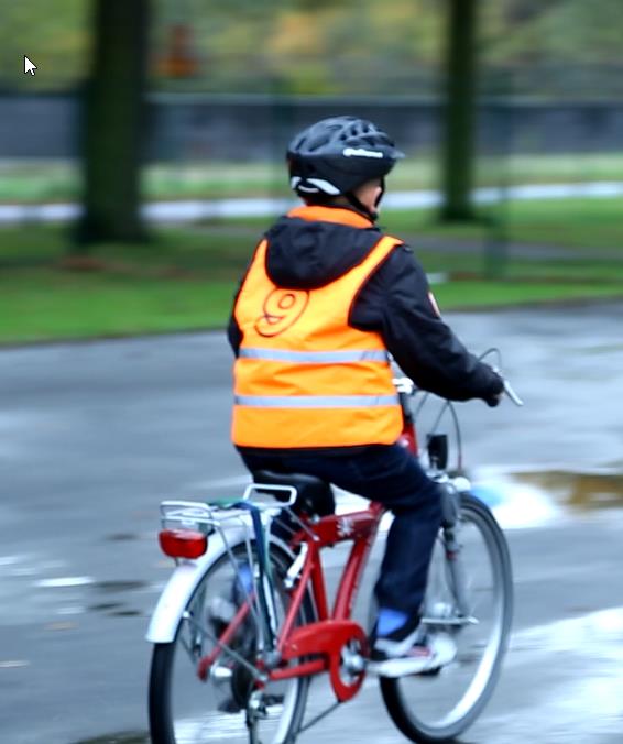 Rechtdoor rijden (starten en rijden) zelfstandig starten evenwicht houden tijdens het trappen zich afzetten met 2 benen starten met de hoge trapper en de voet op de grond Instructie: correct starten