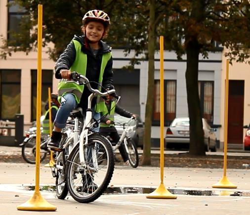 Slalommen baaninschatting maken van de bochten gewicht leren verplaatsen en stuurgebruik rond 2 kegels in de vorm van een acht fietsen eenvoudige slalom fietsen evenwichtspunt van eigen gewicht op de