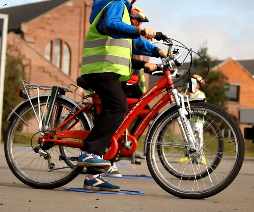 Stoppen en afstappen gericht remmen met de fiets verschil tussen voorrem en achterrem remafstand aanvoelen bij verschillende snelheden Instructie: fiets naar de hoepel
