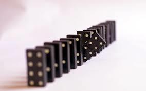 De domino Dominostenen leren ons dat je zelf invloed hebt op gebeurtenissen en situaties.