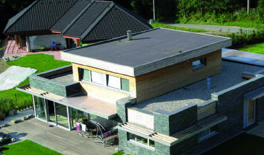 Ongeëvenaarde dakoplossing EPDM membranen op licht hellende daken komen steeds vaker voor, zowel bij nieuwbouw als bij renovatie: ze beantwoorden immers perfect aan de strengste bouwnormen.