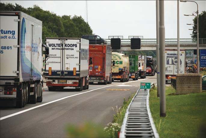 Aanpak van files op de korte termijn Het project Anti-ongevalsystemen voor vrachtauto s is één van de ruim 60 projecten van Fileaanpak op de korte termijn (FileProof) die het ministerie heeft
