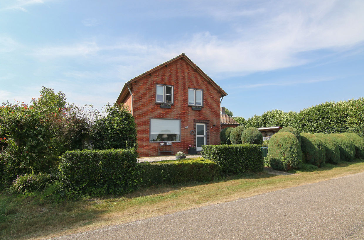 Schoordijk 6 * 6005 PX Weert Inleiding Landelijk gelegen knusse en charmante, vrijstaande woning met bijbehorende grote - in steen opgetrokken en geïsoleerde - loods voorzien van toiletruimte en