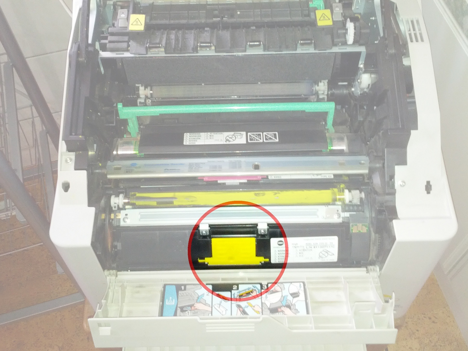 Stap 1 Het herstellen van Konica Minolta 2430DL Toner Detection Error Power down en ontkoppel printer voordat u de volgende instructies.