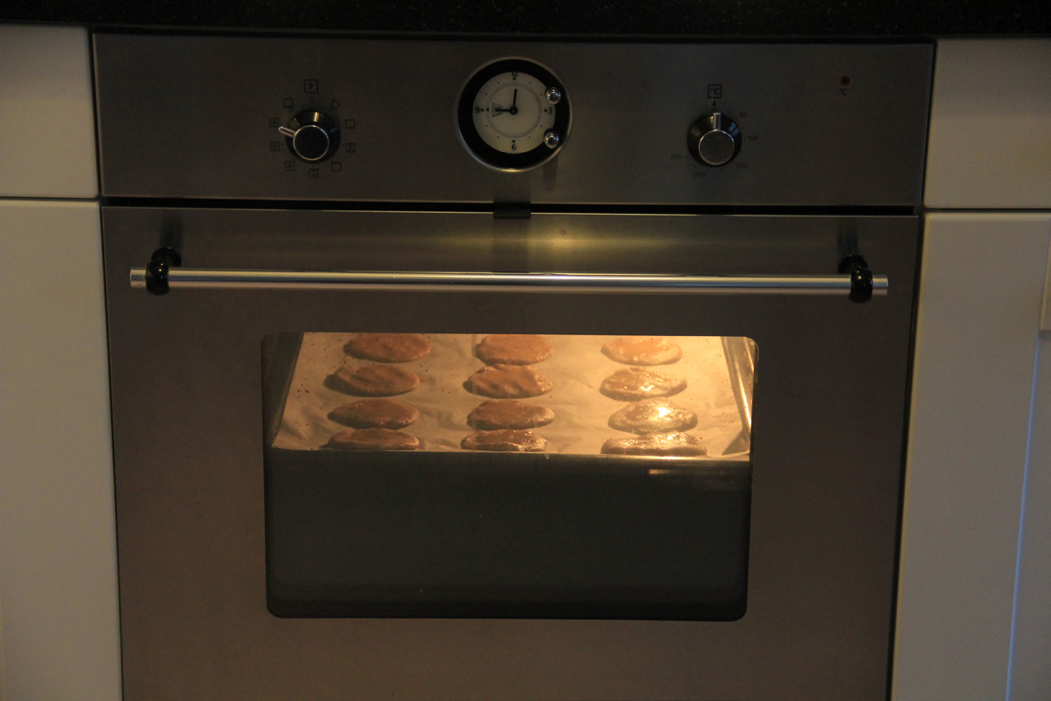 6 De koekjes bakken in de oven.