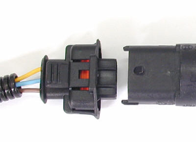 Aansluitenvanhetraildruk signaal: Lokaliseer de raildruk sensor aan de linkerzijde van de motor, achter het inlaatspruitstuk. (zie pict. 1 en 2) Pict.