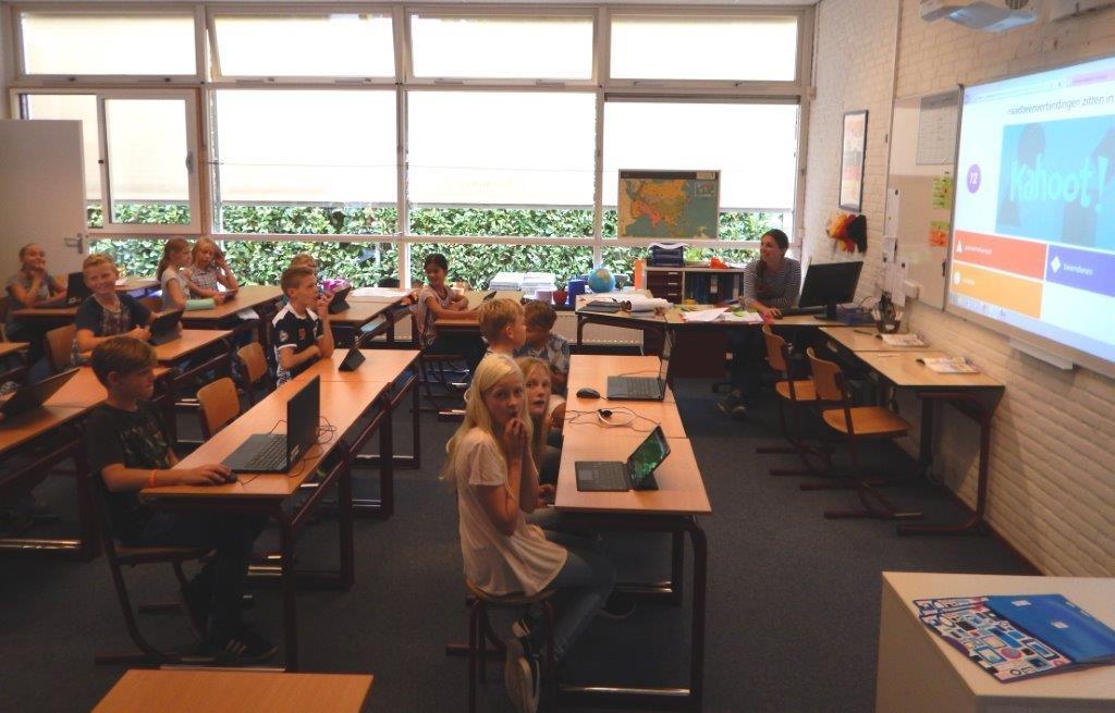 Groep 8 aan de slag met de tablets.