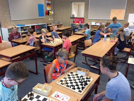 De schaakladder is weer opgezet door meester Sander De Schaakladder is weer begonnen! Op dinsdag en donderdag wordt er na schooltijd van 15.