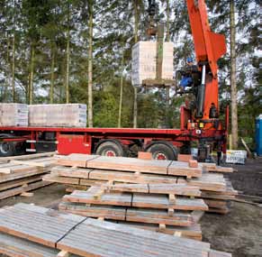 plaatsing van een Staltonvloer of Staltonpanelen het lossen, laden en plaatsen van materialen - Tijdens het verhandelen van de materialen met eender welk heftoestel mag niemand zich onder de last