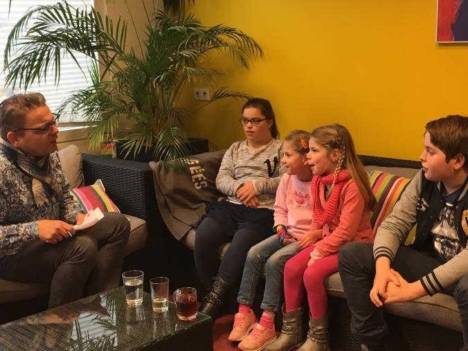 En dan nog meer belangstelling. Afgelopen woensdag bracht mevrouw J. Visscher, wethouder van de gemeente Eindhoven, en dhr. M.