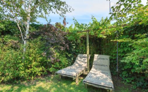 Woning met heerlijke achtertuin De tuin: Deze woning heeft een heerlijke landelijke tuin rondom: geniet van zon, rust en ruimte tussen uw eigen fruitbomen.