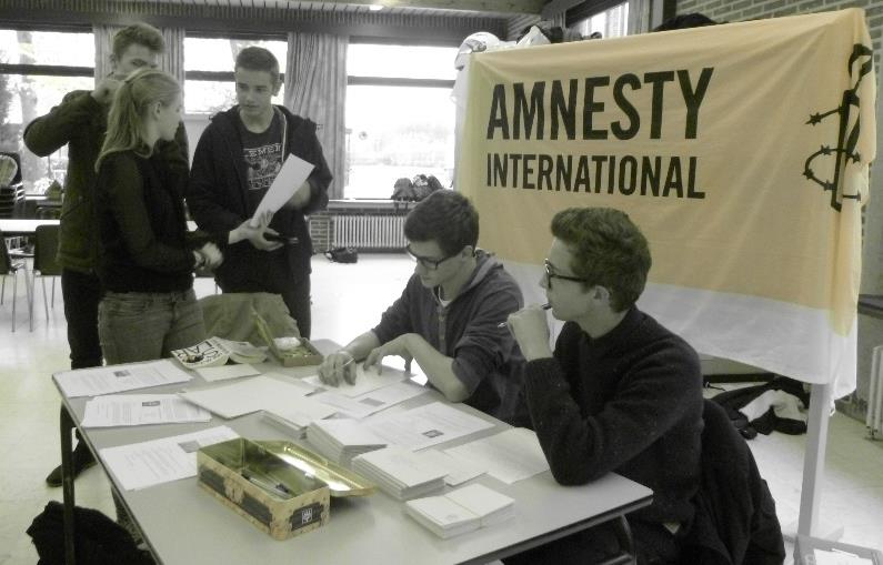 245 BRIEVEN TEGEN ONRECHT Amnesty International is een internationale organisatie die aan de hand van campagnes en briefschrijfacties de mensenrechten probeert na te streven.