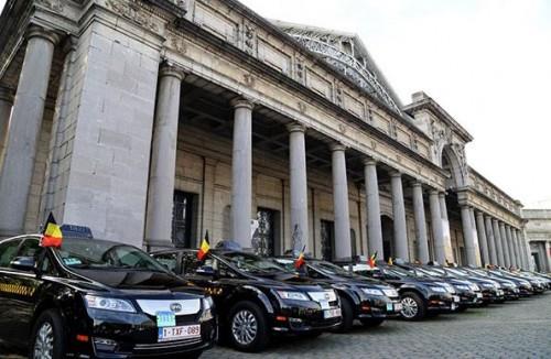 2013: Geen enkel elektrisch taxivoertuig in België! Brusselse regering besliste om 50 vergunningen voor elektrisch aangedreven taxi s te verdelen.
