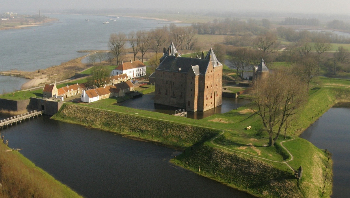 2 De Nieuwe Hollandse Waterlinie (NHW) is 85 kilometer lang en loopt van Muiden tot aan de Biesbosch.