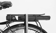 Accu loskoppelen en uitnemen Links achteraan uw fiets bevindt zich het accuslot. Hiermee kunt u de accu aan de fiets vergrendelen of van de fiets loskoppelen.