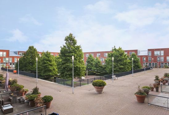 Heerlijke loggia Vanuit de woonkamer heeft u toegang tot de loggia/serre met veel raampartijen en