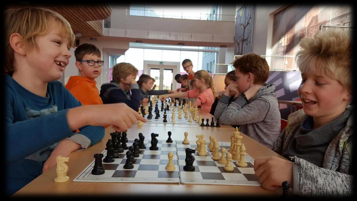 Schaakles 13 januari 2017 De leerlingen van groep 5 tot en met 8 kregen vanmiddag schaakles van leden van Streekschaakvereniging Mid-Fryslân.