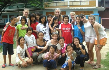 Sociaal Project (begeleide WEP-groep) Vertrek met een begeleide WEP-groep naar de streek rond Singburi en neem deel aan een sociaal project.