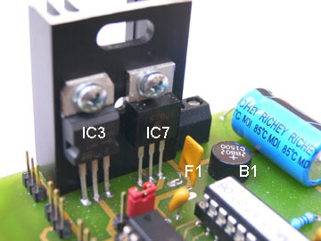Afbeelding 8. De 9-polige Sub-D connector X3 plaatsen en vast solderen.