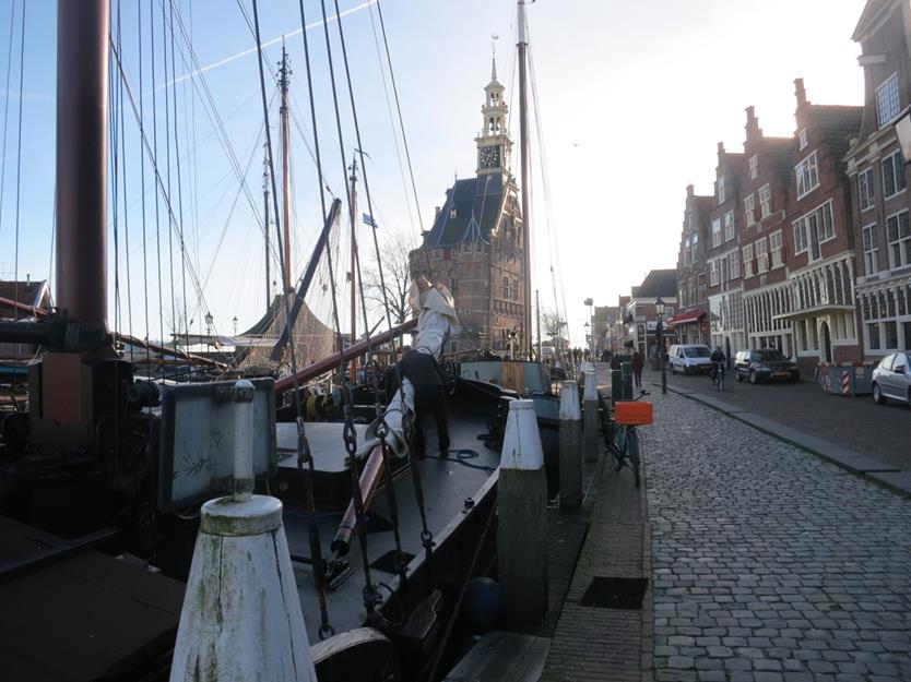 Wandelnetwerk Noord-Holland Hoorn een levend monument De hoofdtoren met op de voorgrond de historische haven van Hoorn.