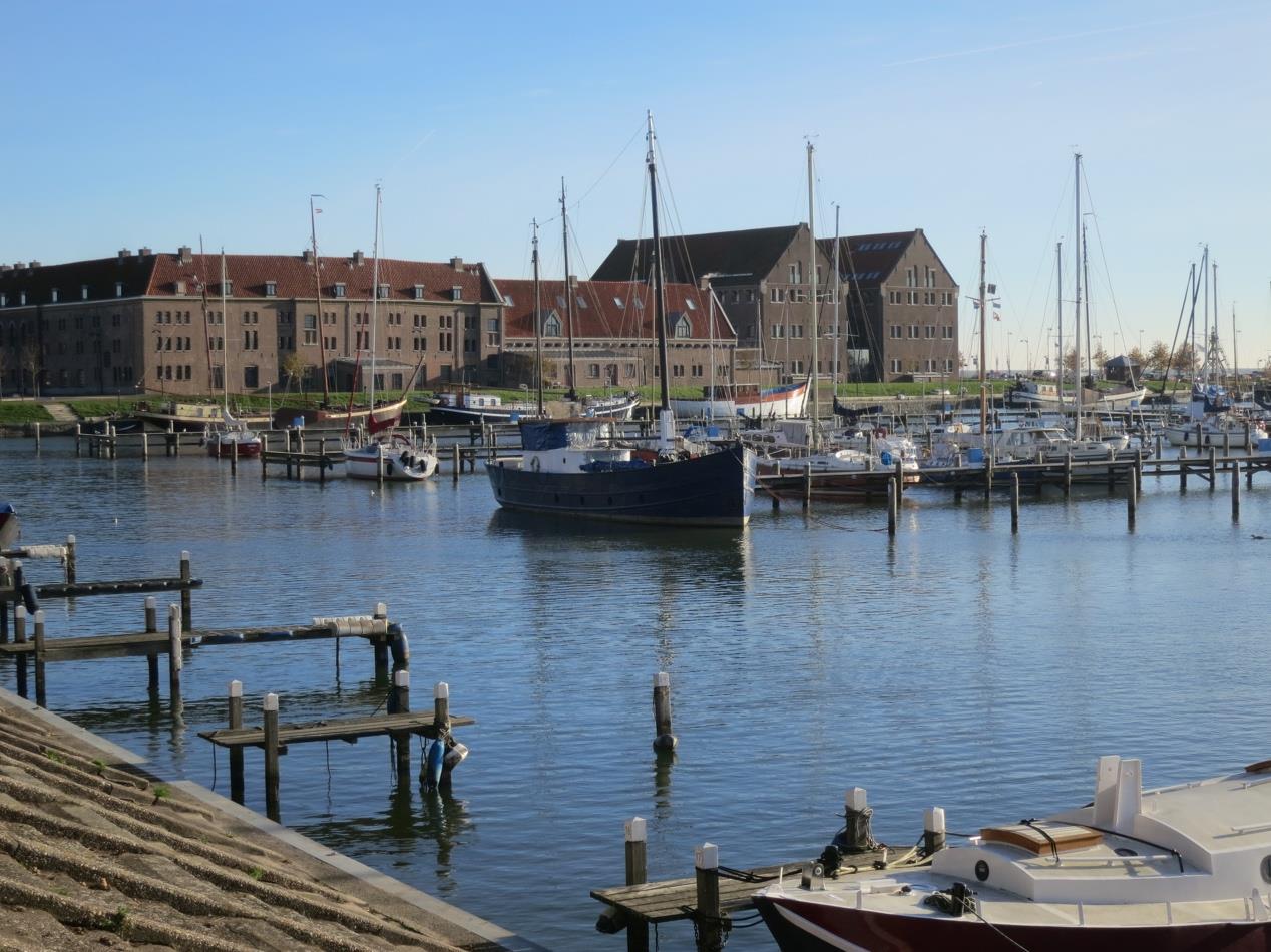 Het Oostereiland waar o.a. een replica van de Halve Maen te bewonderen is. V ia Achter op Het Zand lopen we naar het Oostereiland, waar je o.a. een bezoek kunt brengen aan de Halve Maen, een replica van het voormalige VOC-schip.