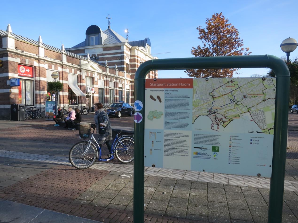 Startpunt bij het station van Hoorn. Paarse route, 5 km. Start en finish bij NS-station Hoorn. Honden aangelijnd toegestaan. Horeca op vele plaatsen.