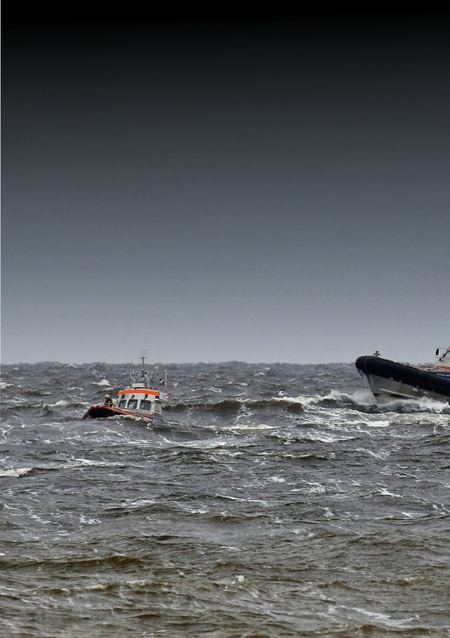 ONTIJ OVERMOED Tijdens zijn eerste oversteek op eigen kiel raakt Evert Nieuwenhuis in de problemen voor de kust