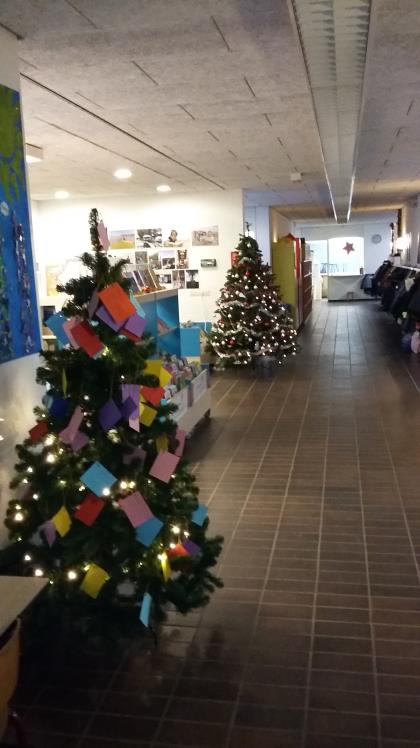 THE LEADER IN ME We hebben weer prachtige kerstbomen in onze school staan. De ouders die geholpen hebben met de kerstbomen hebben ook een wensboom bij de bibliotheek neergezet.