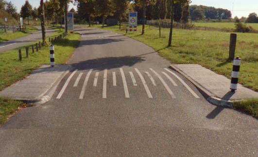 OOSTERMEERWEG, LINDEN Linden - Oostermeerweg t.h.v. komgrens Verkeersdrempel bij komgrens (3) Verlagen van het verkeersdrempel ten behoeve van het comfort van de automobilist.