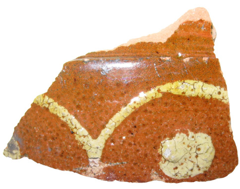 Er zijn 60 fragmenten van kogelpot en blauwgrijs aardewerk aangetroffen. Het vroegste materiaal van dit aardewerk dateert tussen 1250-1300.