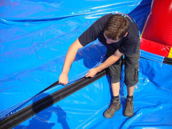 Sluit nu op de volgende manier de blowers aan op de aanwezige slurven: 1. Blauwe blower Bad gedeelte 2. Oranje blower Klim gedeelte 3.