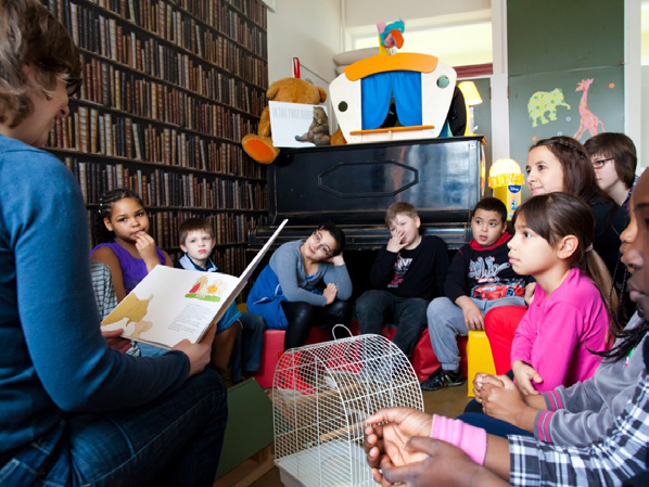 9. Privacy, reclame en sponsoring 9.1 Gegevens, afbeeldingen en camera s De school volgt de regels van de wetten op de privacy. 9.1.1 Gegevens van leerlingen aan anderen De school houdt alle gegevens over jouw kind bij in een dossier.