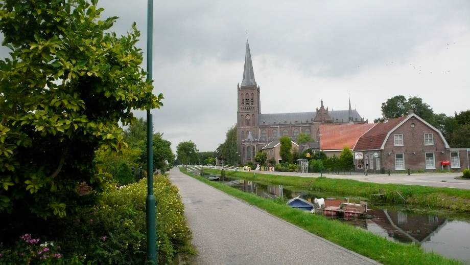 De bebouwing staat in de richting van de copeverkaveling, gedraaid ten opzichte van het wegprofiel.