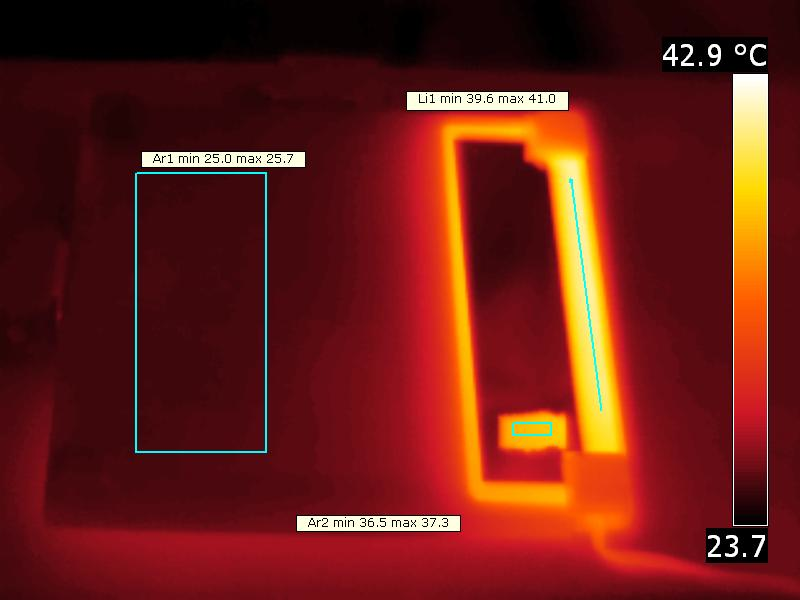 Achterkant van de tegel. Het metaal reflecteert veel van de omgeving, waardoor de temperatuur schijnbaar lager uitkomt. De temperatuur van het metaal is gemeten door er een stuk tape op te plakken.