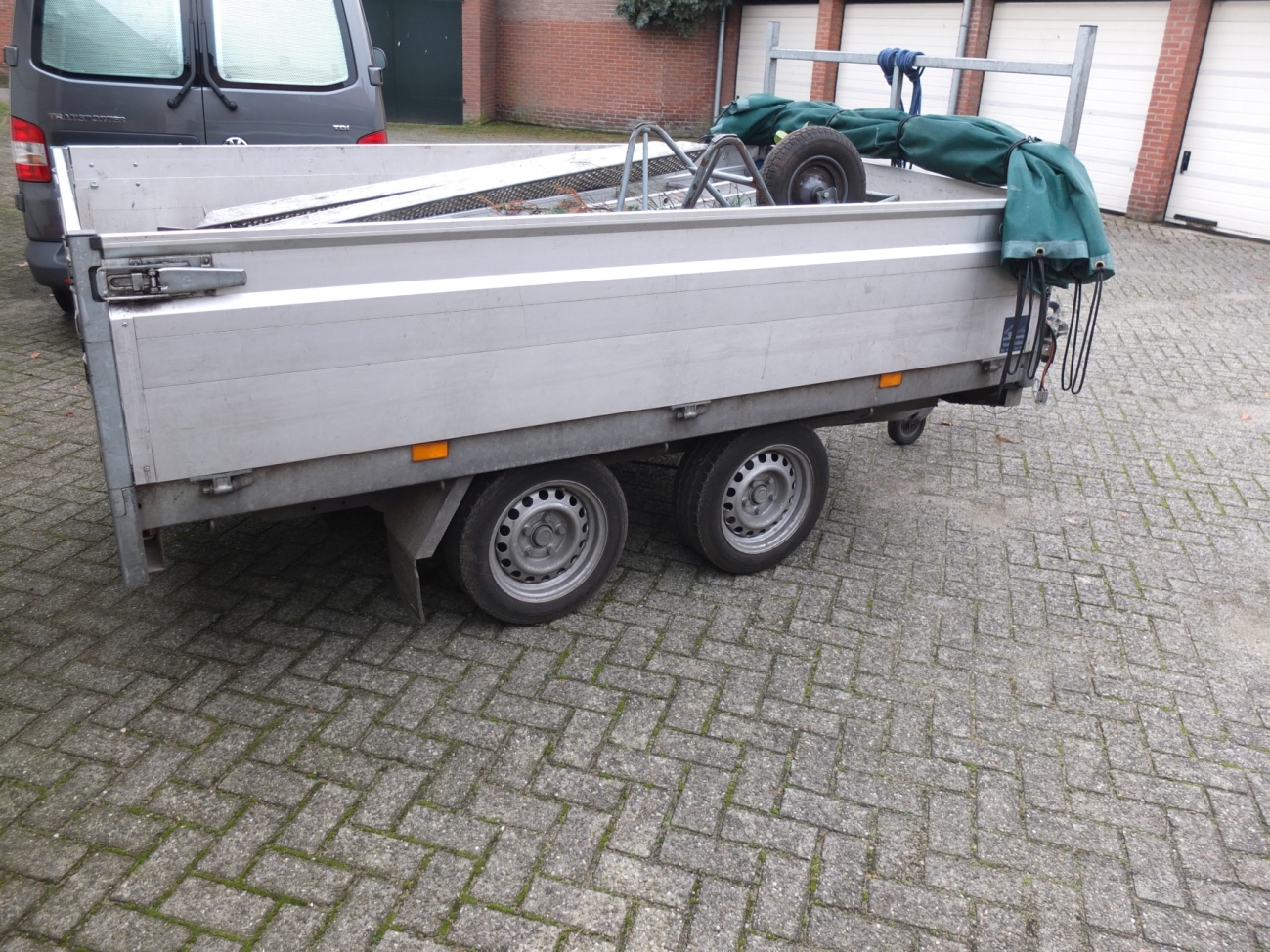 Hoofdstuk 1 De werkauto en aanhangwagen De kruiwagen gaat ondersteboven op de aanhanger. Opdracht 3 Je gaat op pad met een bus met een aanhanger.