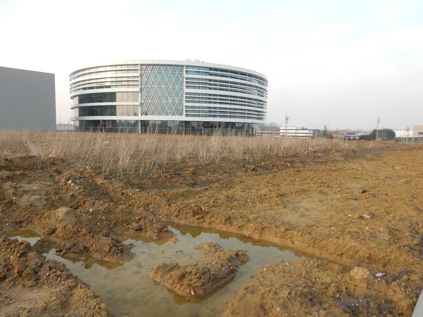 Wat wel duidelijk is, is dat het Barco gebouw er gekomen is zonder wedstrijd en dat het bureau Jaspers, Eyers en Partners de opdracht binnenhaalde door de vele contacten in zowel industriële als