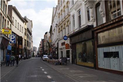 Handige informatie Winkelstraten (2) Wilde Zee Quartier Latin De Wilde Zee in bestaat uit vijf gezellige winkelstraatjes: de Korte Gasthuisstraat, de Lombardenvest, de Wiegstraat, de Groendalstraat