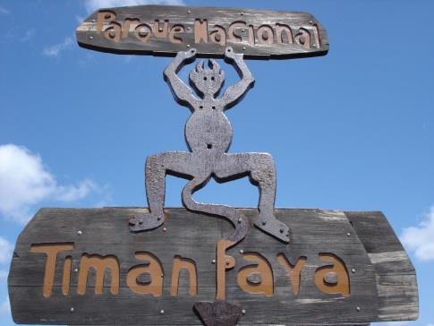 1.3. Vulkaangebied Timanfaya De meeste Canarische eilanden hebben een vulkanische oorsprong, al dateert dat bij sommige ervan wel al van enkele miljoenen jaren geleden.