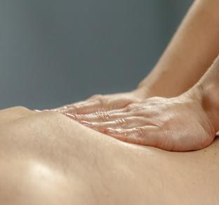 Massages Intensieve rug/nek/schoudermassage Een intensieve massage met stevige knedingen om de doorbloeding in de rug te verbeteren en afvalstoffen af te voeren.