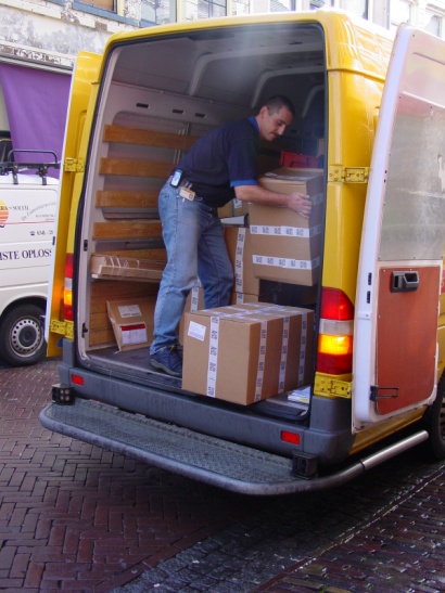 Allereerst uiten. De vrachtwagen moet een plek heen om te parkeren. Maak daarom de losplaats vrij. Zet eerst de spullen die in de weg staan aan de kant.